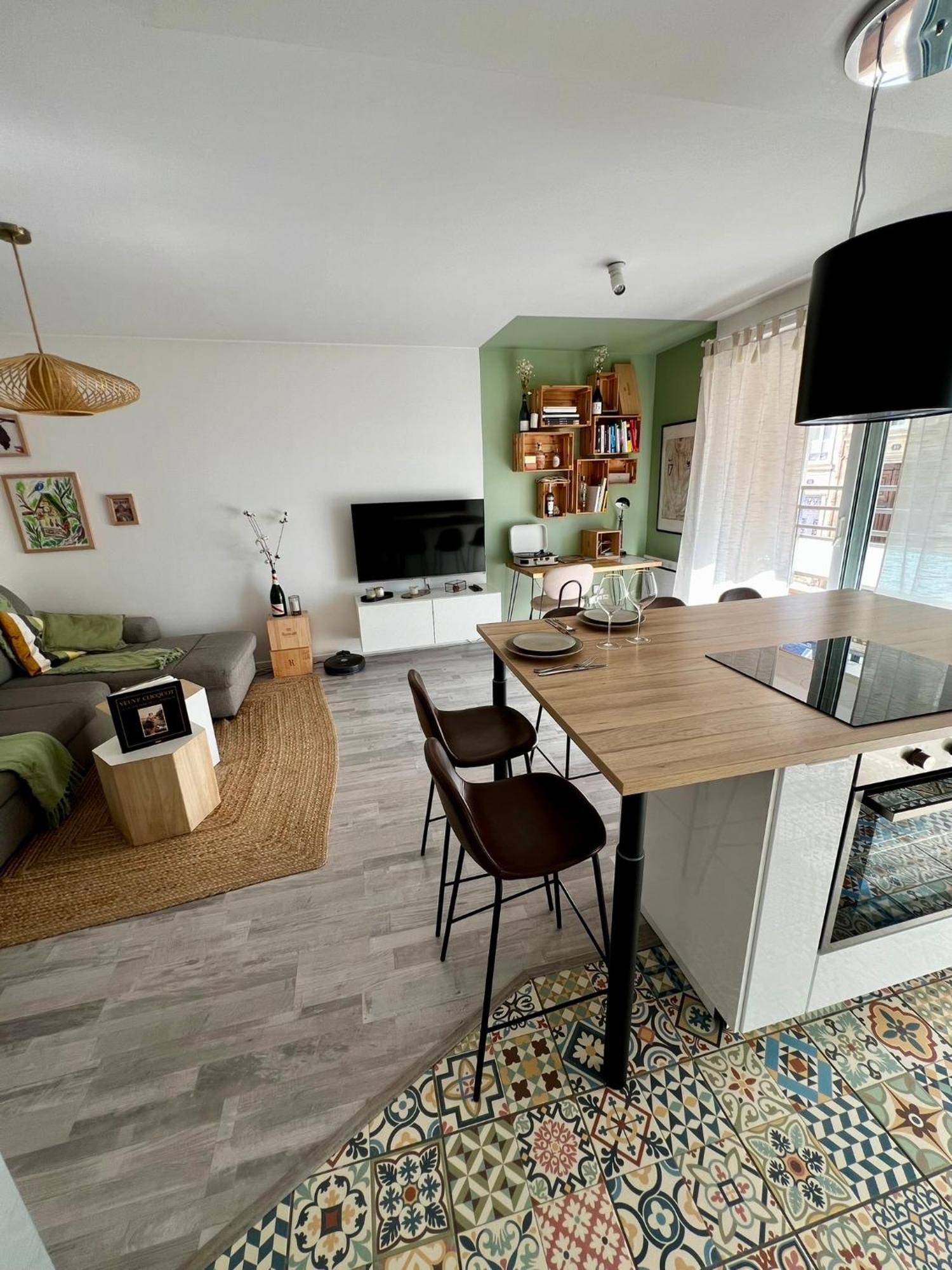 Apartment Clovis - Hypercentre Avec Balcon Et Parking Reims